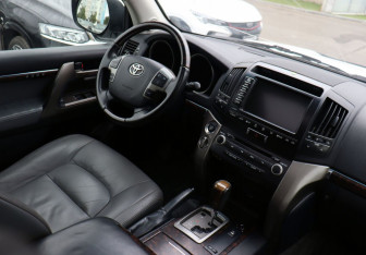 Подержанный автомобиль Toyota Land Cruiser Suv 2008 года (14 фото)