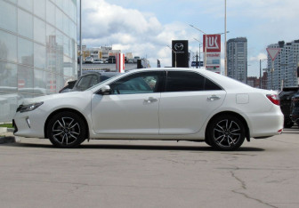 Подержанный автомобиль Toyota Camry Sedan 2017 года (8 фото)
