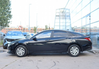 Подержанный автомобиль Hyundai Elantra Sedan 2021 года (8 фото)