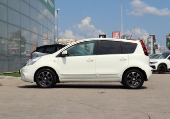 Подержанный автомобиль Nissan Note 2013 года (8 фото)