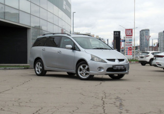 Подержанный автомобиль Mitsubishi Grandis 2007 года (3 фото)