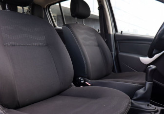 Подержанный автомобиль Renault Sandero 2011 года (17 фото)
