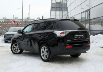 Подержанный автомобиль Mitsubishi Outlander 2012 года (7 фото)