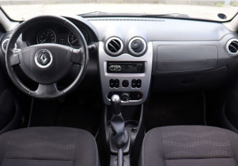 Подержанный автомобиль Renault Sandero 2011 года (16 фото)