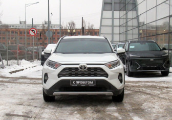 Подержанный автомобиль Toyota RAV4 2021 года (2 фото)