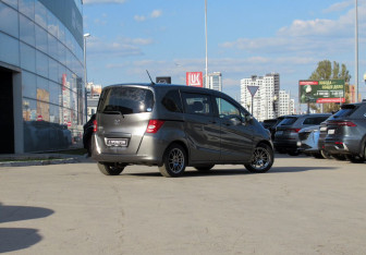 Подержанный автомобиль Honda Freed 2009 года (5 фото)