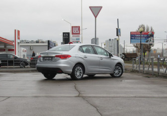 Подержанный автомобиль Citroen C4 Sedan 2013 года (5 фото)