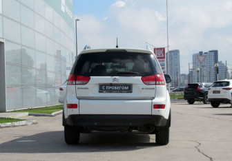 Подержанный автомобиль Citroen C-Crosser 2011 года (6 фото)