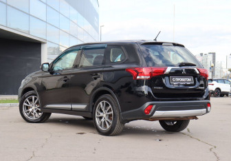 Подержанный автомобиль Mitsubishi Outlander 2015 года (7 фото)