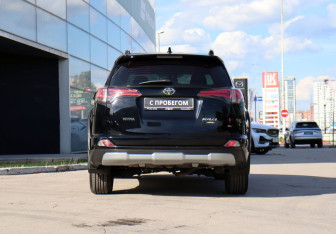 Подержанный автомобиль Toyota RAV4 2018 года (6 фото)