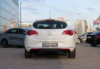 Подержанный автомобиль Opel Astra Hatchback 2013 года (6 фото)