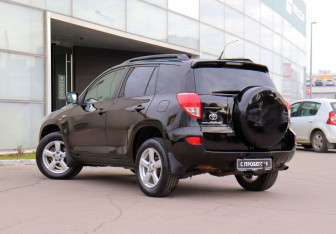 Подержанный автомобиль Toyota RAV4 2006 года (7 фото)