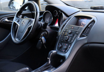 Подержанный автомобиль Opel Astra Hatchback 2013 года (15 фото)