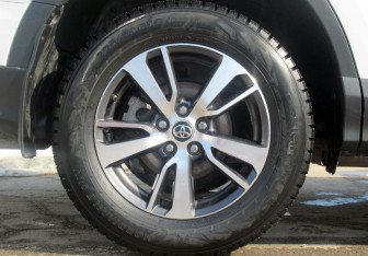 Подержанный автомобиль Toyota RAV4 2017 года (9 фото)