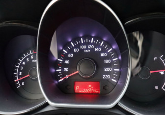 Подержанный автомобиль Kia Rio Hatchback 2013 года (15 фото)