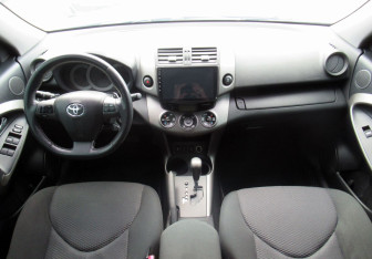 Подержанный автомобиль Toyota RAV4 2010 года (12 фото)