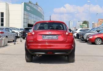 Подержанный автомобиль Nissan Juke 2011 года (6 фото)