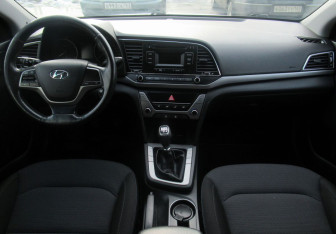 Подержанный автомобиль Hyundai Elantra Sedan 2017 года (12 фото)