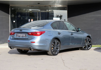 Подержанный автомобиль Infiniti Q50 2015 года (5 фото)