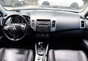 Подержанный автомобиль Mitsubishi Outlander 2008 года (13 фото)