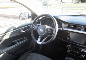 Подержанный автомобиль Kia Rio Sedan 2018 года (12 фото)