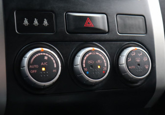 Подержанный автомобиль Nissan X-Trail 2011 года (15 фото)