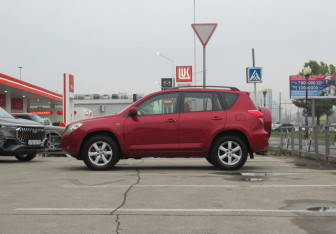 Подержанный автомобиль Toyota RAV4 2008 года (8 фото)