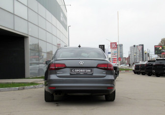 Подержанный автомобиль Volkswagen Jetta Sedan 2016 года (6 фото)