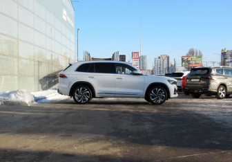 Подержанный автомобиль Geely Monjaro 2025 года (4 фото)