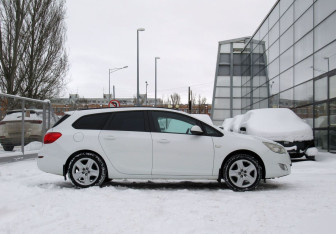 Подержанный автомобиль Opel Astra Wagon 2012 года (4 фото)