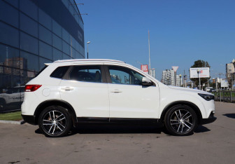 Подержанный автомобиль FAW Besturn X40 2019 года (4 фото)