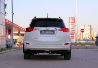 Подержанный автомобиль Toyota RAV4 2014 года (6 фото)
