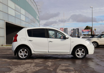 Подержанный автомобиль Renault Sandero 2012 года (4 фото)