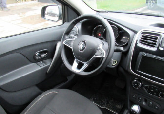 Подержанный автомобиль Renault Logan Sedan 2019 года (13 фото)