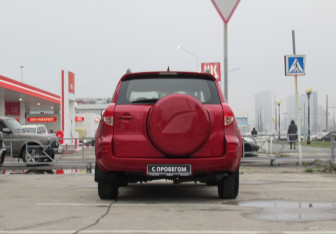 Подержанный автомобиль Toyota RAV4 2008 года (6 фото)