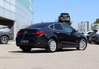 Подержанный автомобиль Opel Astra Sedan 2013 года (5 фото)