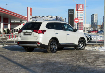 Подержанный автомобиль Mitsubishi Outlander 2016 года (5 фото)