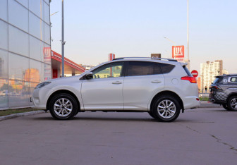Подержанный автомобиль Toyota RAV4 2014 года (8 фото)