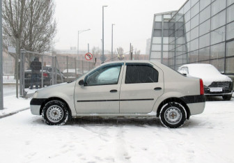 Подержанный автомобиль Renault Logan Sedan 2009 года (8 фото)