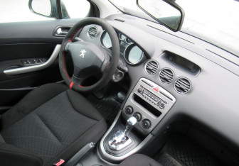 Подержанный автомобиль Peugeot 308 Hatchback 2011 года (12 фото)