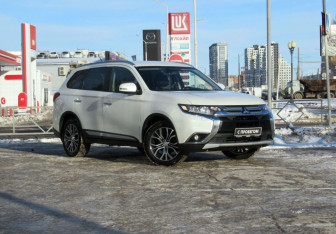 Подержанный автомобиль Mitsubishi Outlander 2016 года (3 фото)