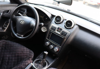 Подержанный автомобиль Hyundai Tuscani 2003 года (11 фото)