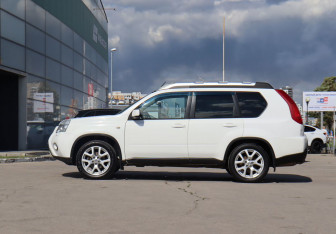 Подержанный автомобиль Nissan X-Trail 2012 года (8 фото)