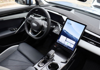 Подержанный автомобиль Geely Atlas 2024 года (14 фото)