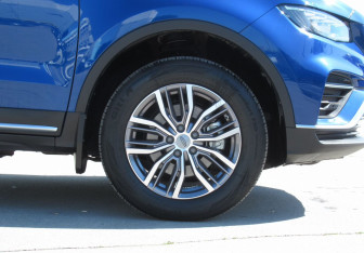 Подержанный автомобиль Geely Atlas Pro 2021 года (10 фото)