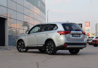 Подержанный автомобиль Mitsubishi Outlander 2018 года (7 фото)