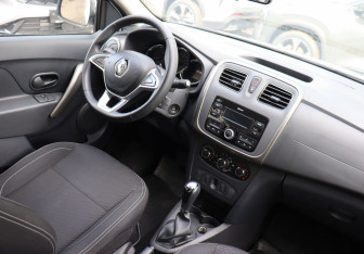 Подержанный автомобиль Renault Logan Sedan 2022 года (12 фото)