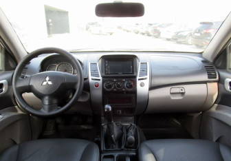 Подержанный автомобиль Mitsubishi Pajero Sport 2011 года (18 фото)