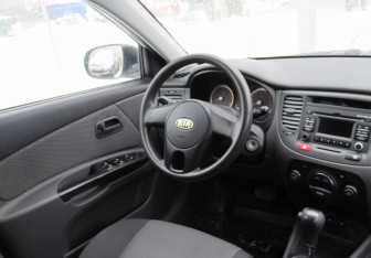 Подержанный автомобиль Kia Rio Hatchback 2009 года (14 фото)