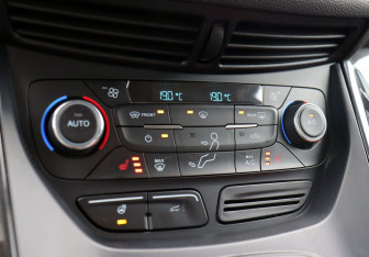 Подержанный автомобиль Ford Kuga 2017 года (16 фото)